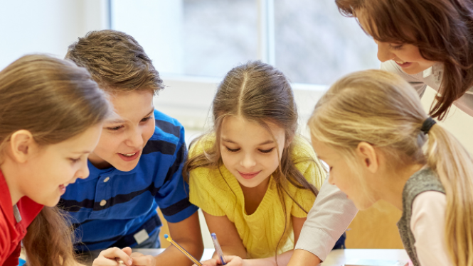 Skolēni strādā grupā pie galda, kopīgi pildot mācību uzdevumu.